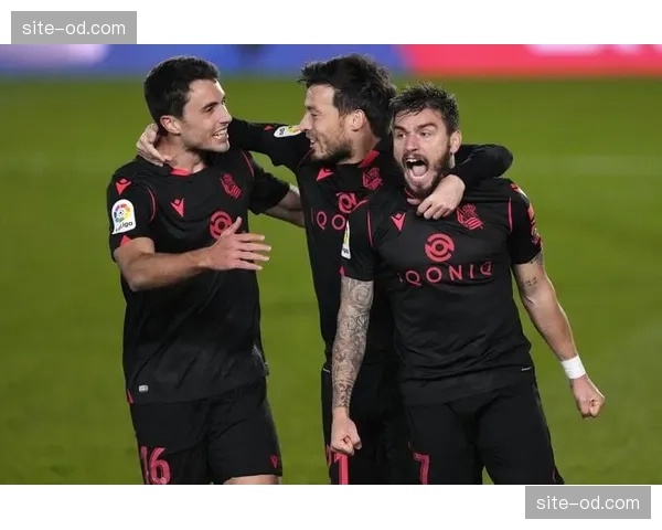 维尼修斯制胜球助皇马小胜本菲卡 穆里尼奥染红离场引争议