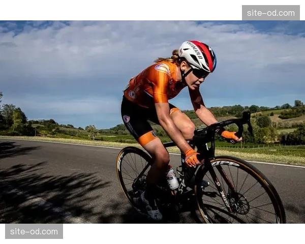 科莫边后卫前插助攻积极 范德布雷普特传中质量高